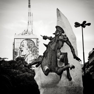 ca12-1002 Estatua de Don Quijote y Eva Peron (Av. 9 de Julio)
